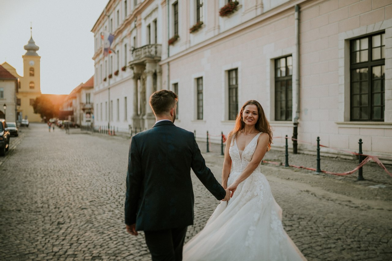 Mladenci u šetnji gradom tijekom zalaska sunca