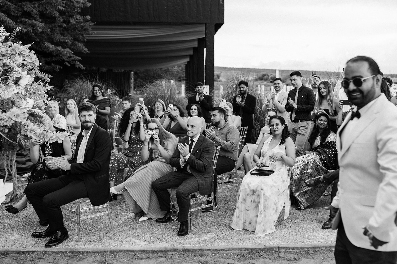 Mladenci se smiju tijekom ceremonije