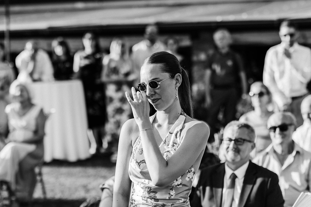 Gošća briše suzu tijekom ceremonije