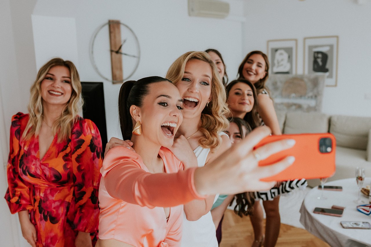 Društvo snima veseli selfie tijekom priprema