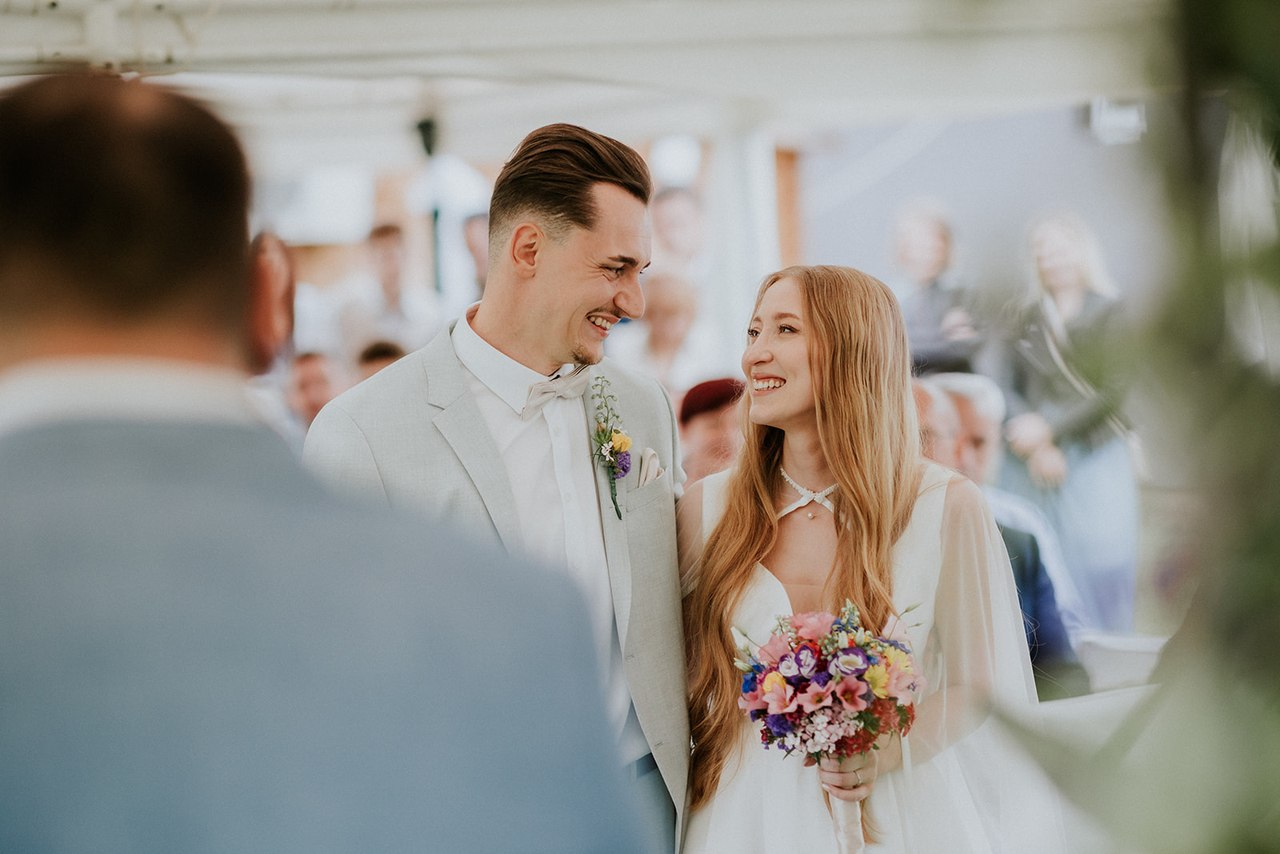 Mladenci se smiju tijekom ceremonije