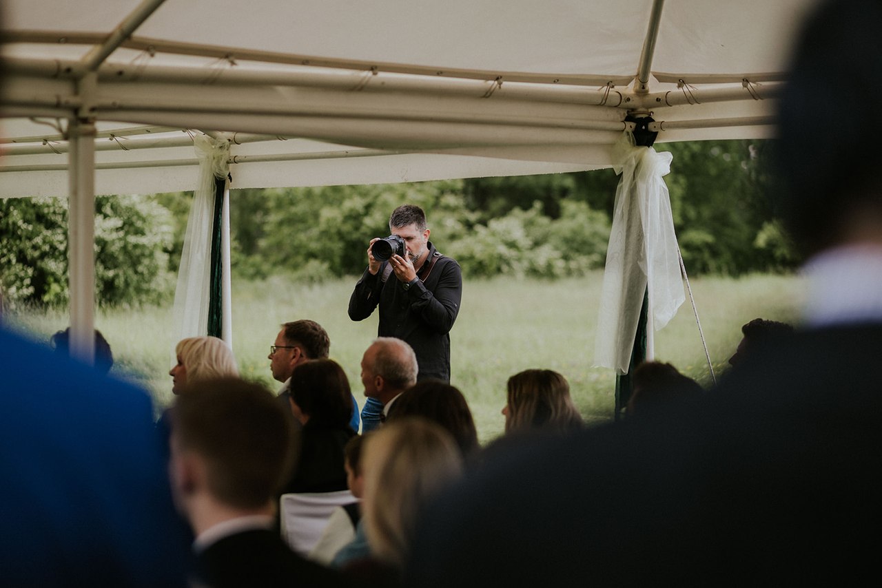 Dejan fotografira ceremoniju vjenčanja