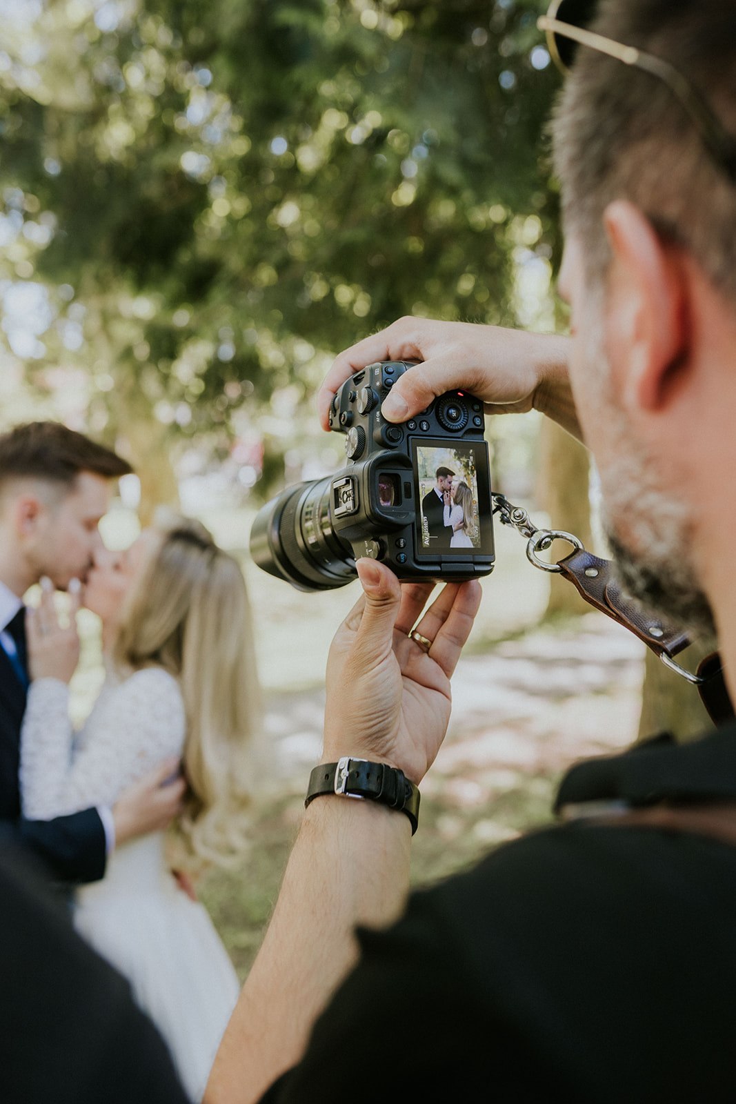 Dejan fotografira mladence tijekom sessiona